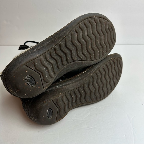 Ugg Caspia Leather Boots Women’s size 8 or EU 39 black sheepskin lined winter - Picture 9 of 11